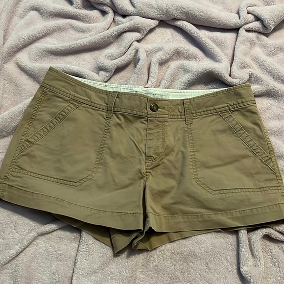 Old Navy Pants - Old Navy 3” low rise Women’s khaki shorts